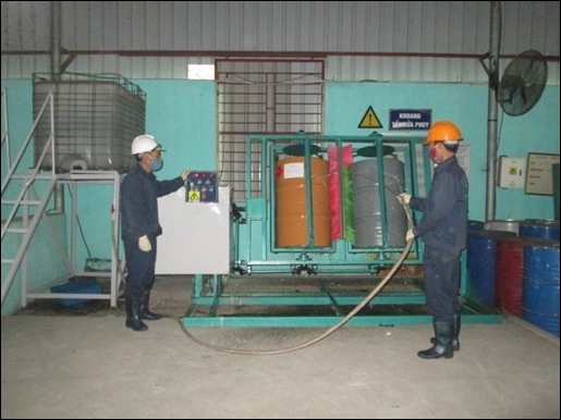 Xử lý thùng phuy chứa hóa chất bằng phương pháp súc rửa